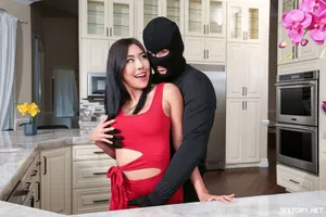 Tôi đã mời hai cô gái trẻ đẹp và dịu dàng đến nhà tôi. Chúng có màu trắng, mềm mại và hình dáng đẹp. Tôi cởi chúng ra và liếm, mút cái lồn ướt át của chúng. Tôi quan hệ với họ và hét lên.