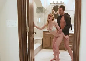Má bán thân cho người đàn ông giàu có để kiếm tiền chửa bệnh cho con trai