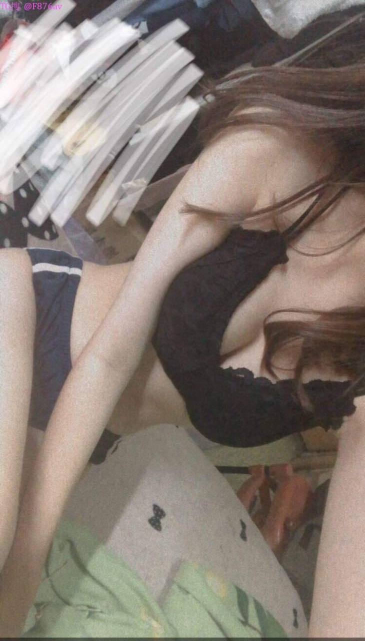 ở nhà làm bài tập cũng không yên với nhỏ bạn thân chuyên “chăn chuối”