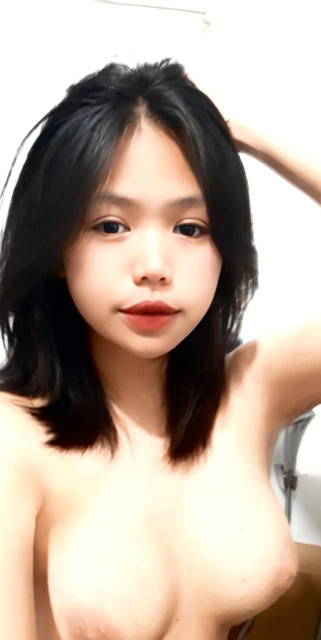 Được em nữ y tá xinh đẹp bú đầu khấc