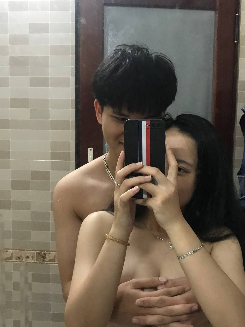 Bố ơi, sao bố phải địt con từ phía sau dữ dội thế? Trời ơi, tôi thực sự thích nó!