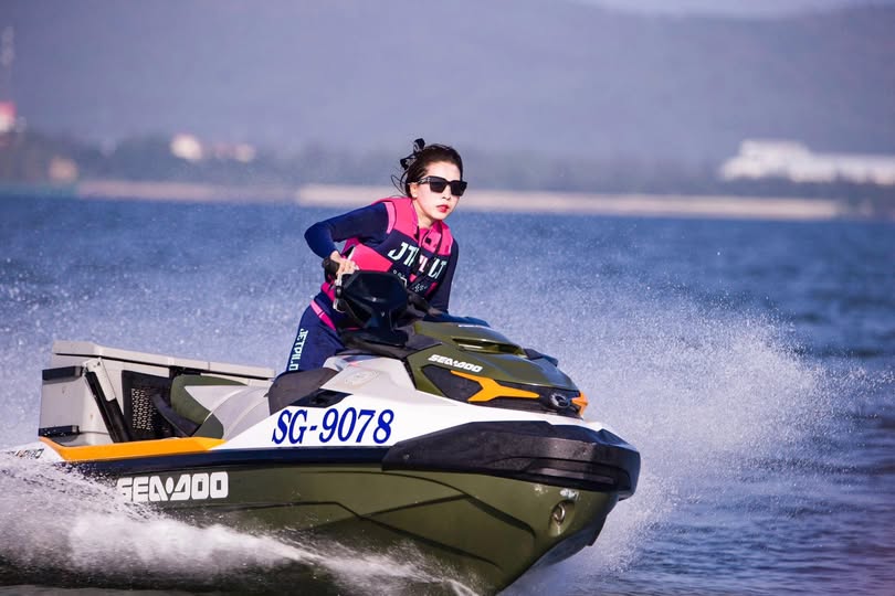 được chị quản lý dẫn đi ăn sau nào ngờ say xỉn lại trở thành bữa ăn của chị
